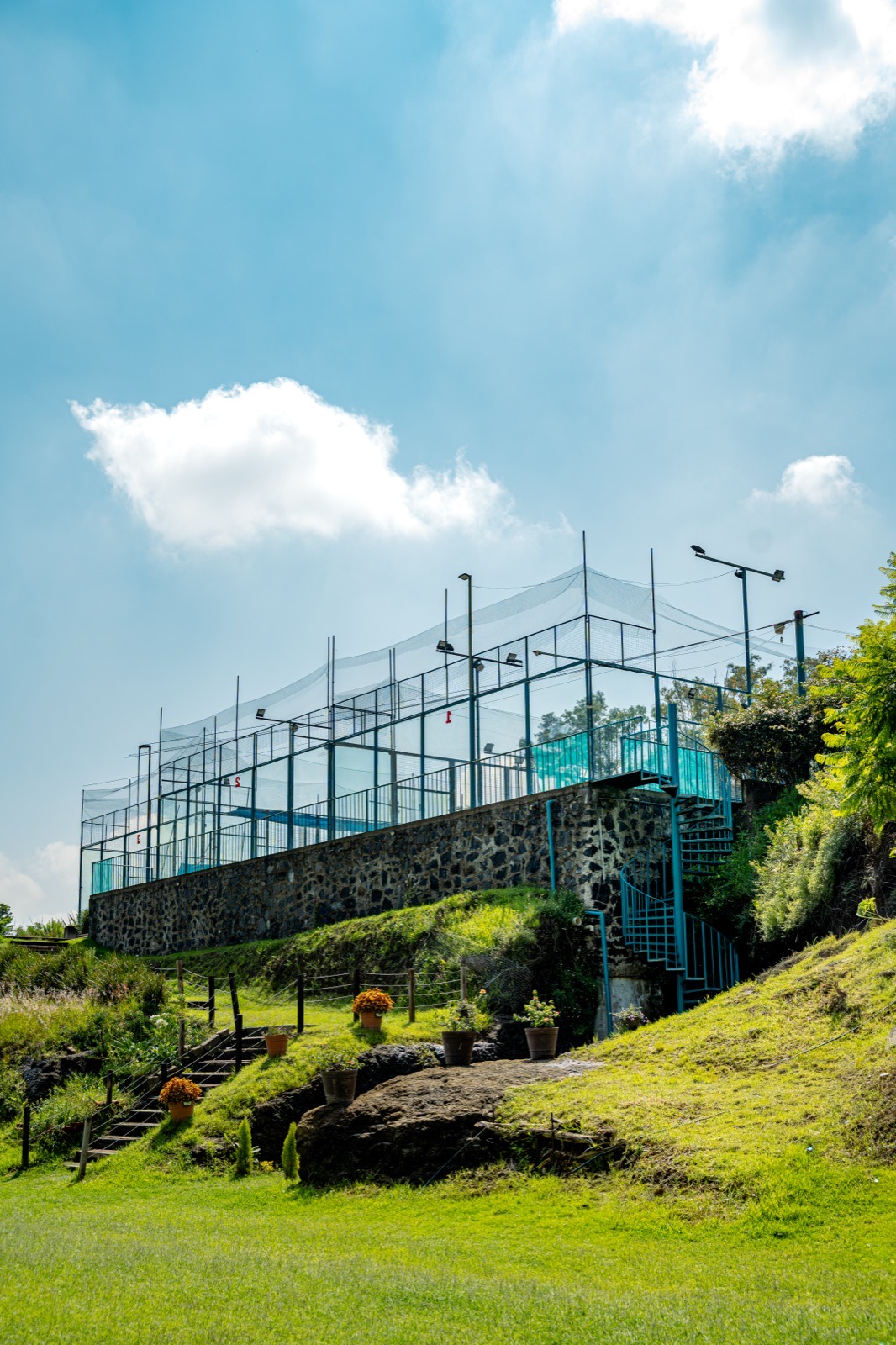Complejo de canchas del club visto desde los jardines