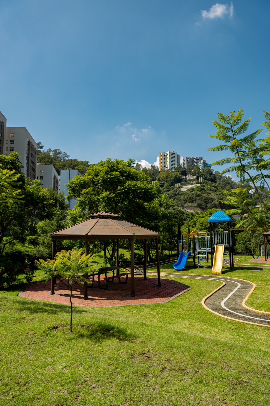 Kiosco y juegos infantiles junto a las canchas del Club Lomas del Río
