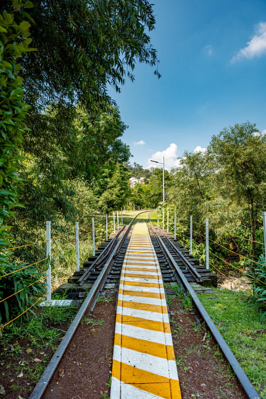 Puente peatonal de acceso al club