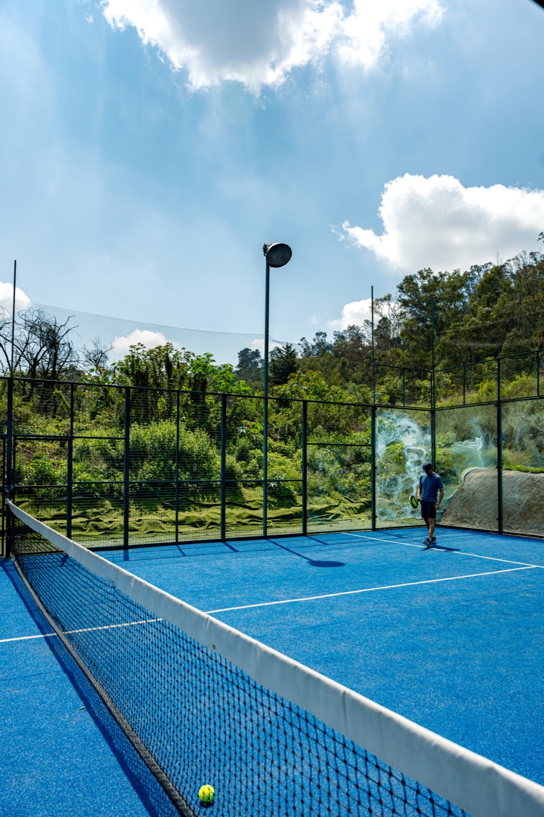 Cancha de pádel del club con vista panorámica